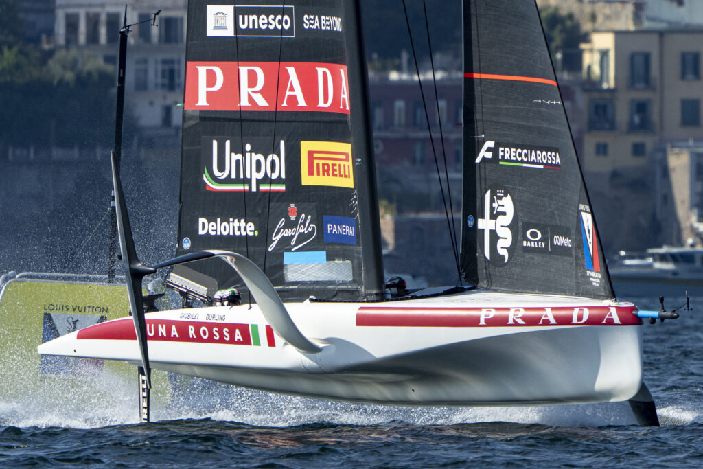 Luna Rossa vola a Napoli: sua la regata preliminare della 38ª America’s Cup