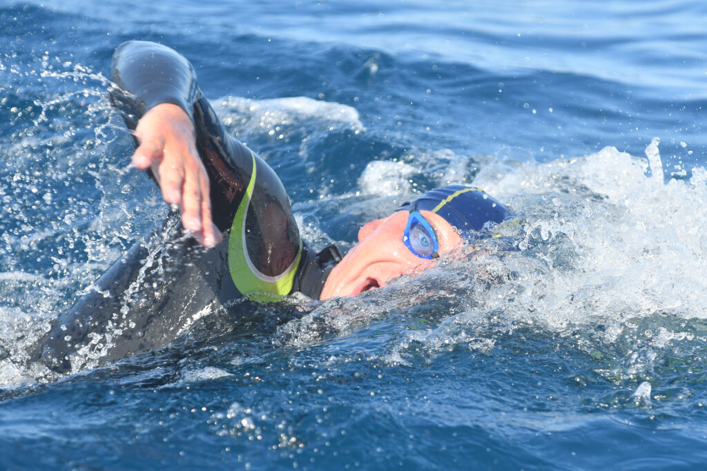 Ischia abbracciata dal mare: Sondali vince la seconda edizione della “IschiaForYou – Swim Around”, oltre 30 chilometri intorno all’isola
