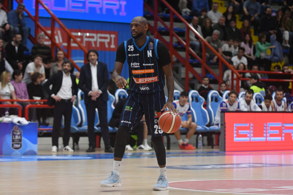 Napoli Basket, rimonta da applausi: Trento battuta 84-74 all’Alcott Arena