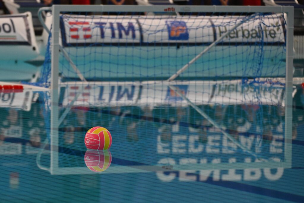 SETTEBELLO SPETTACOLO A NAPOLI: SPAGNA PIEGATA 12-11 ALLA SCANDONE