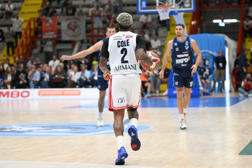 LBA SERIE A | L’OLIMPIA MILANO RISORGE A NAPOLI: MATHEWS E COLE TRASCINANO I MENEGHINI (82-98)